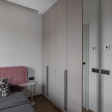 Cohost I 2bd Apt W-balcony In A Central Location *